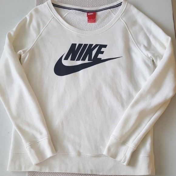 women's nike sportswear essential long sleeve crew